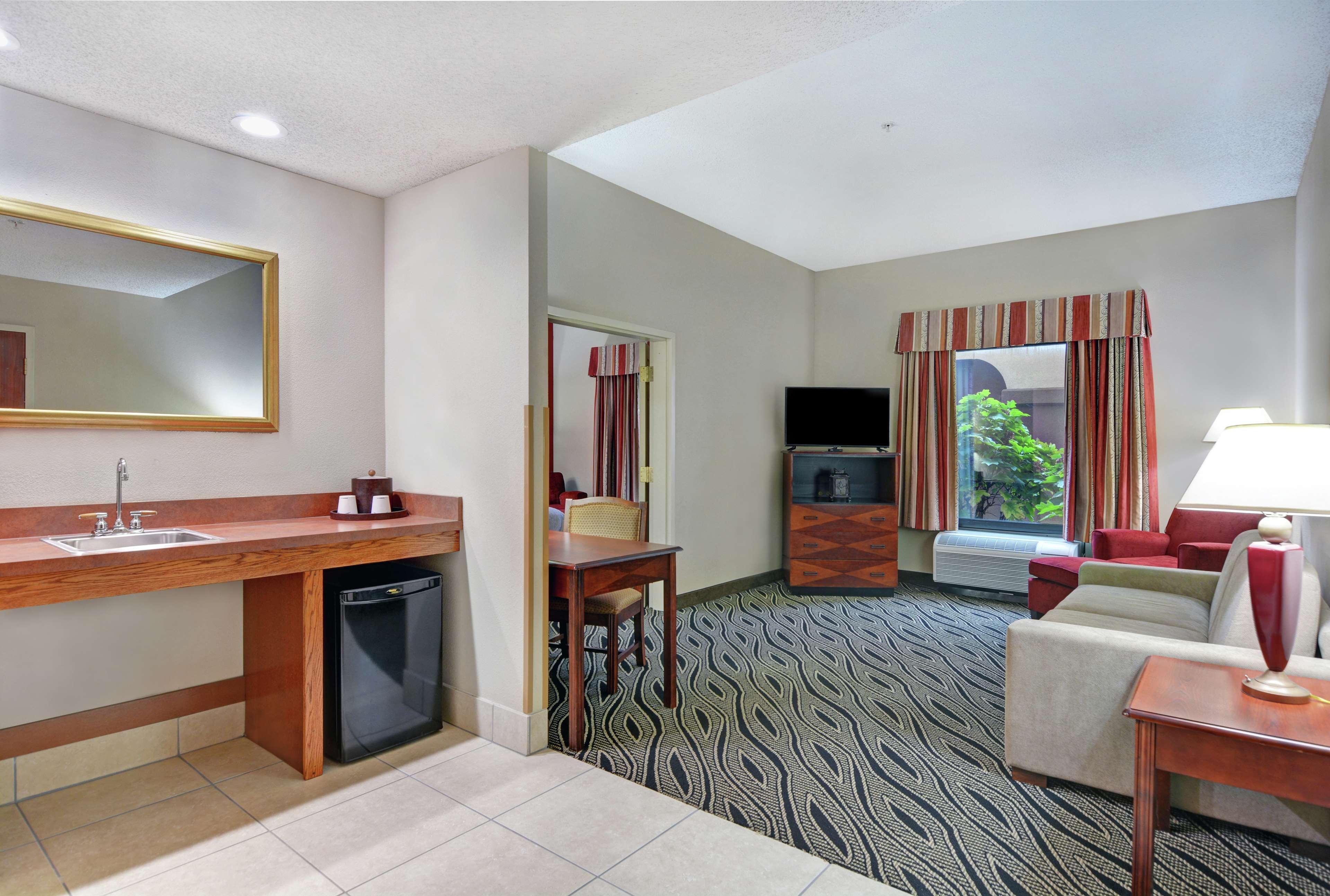 Hampton Inn Фейетвилл Экстерьер фото