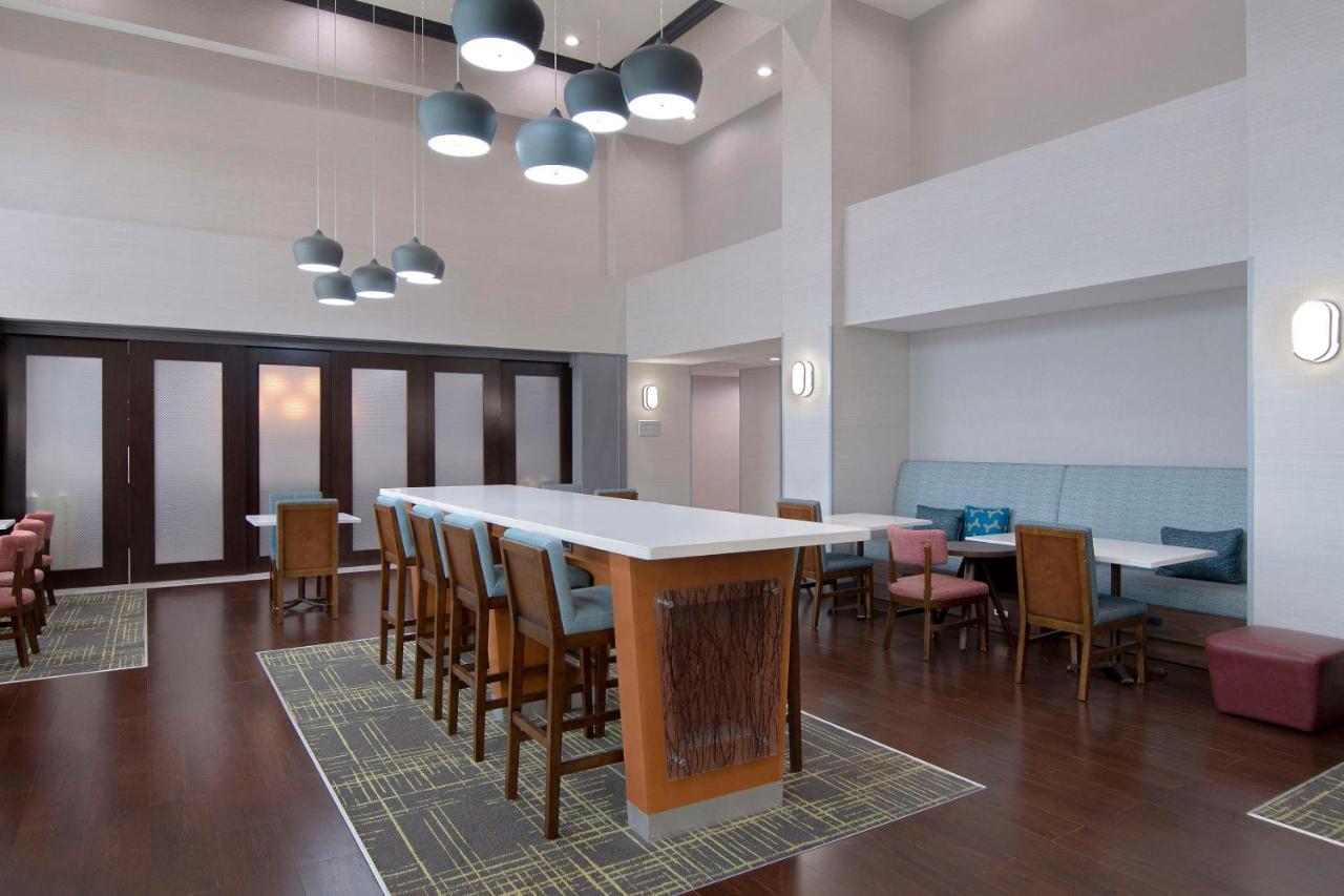 Hampton Inn Фейетвилл Экстерьер фото